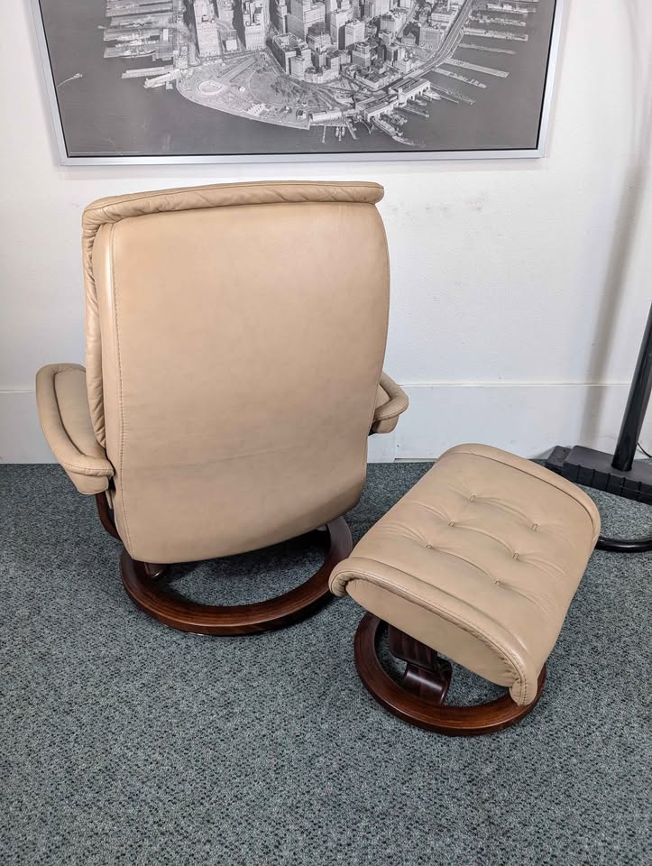 Ekornes Stressless Leather Lounge Chair Recliner & Ottoman