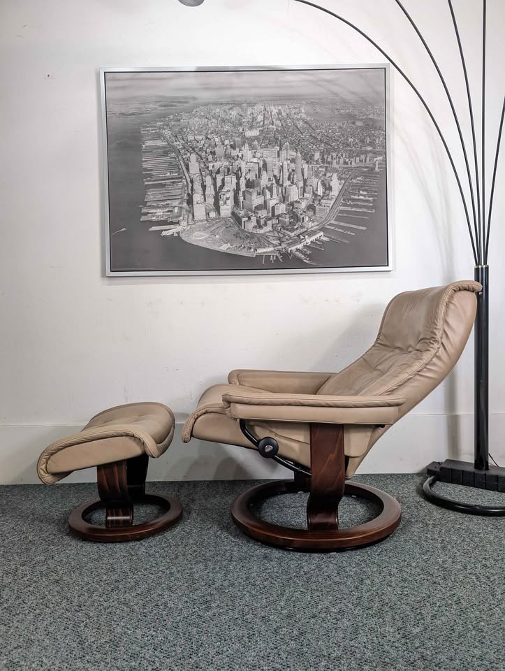 Ekornes Stressless Leather Lounge Chair Recliner & Ottoman