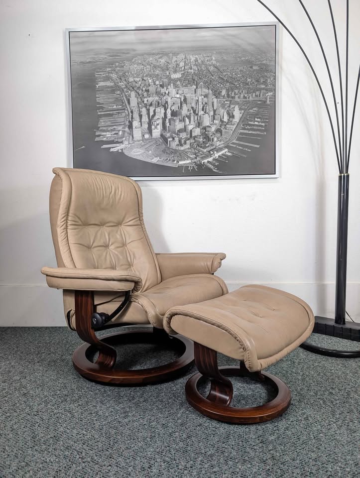 Ekornes Stressless Leather Lounge Chair Recliner & Ottoman