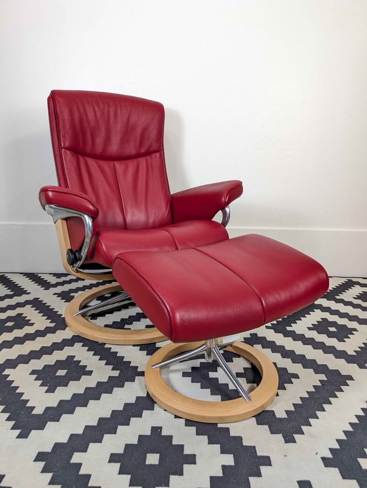 Ekornes Stressless Lounge Chair Recliner & Ottoman