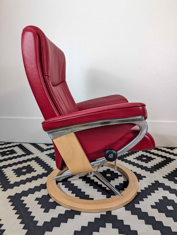 Ekornes Stressless Lounge Chair Recliner & Ottoman