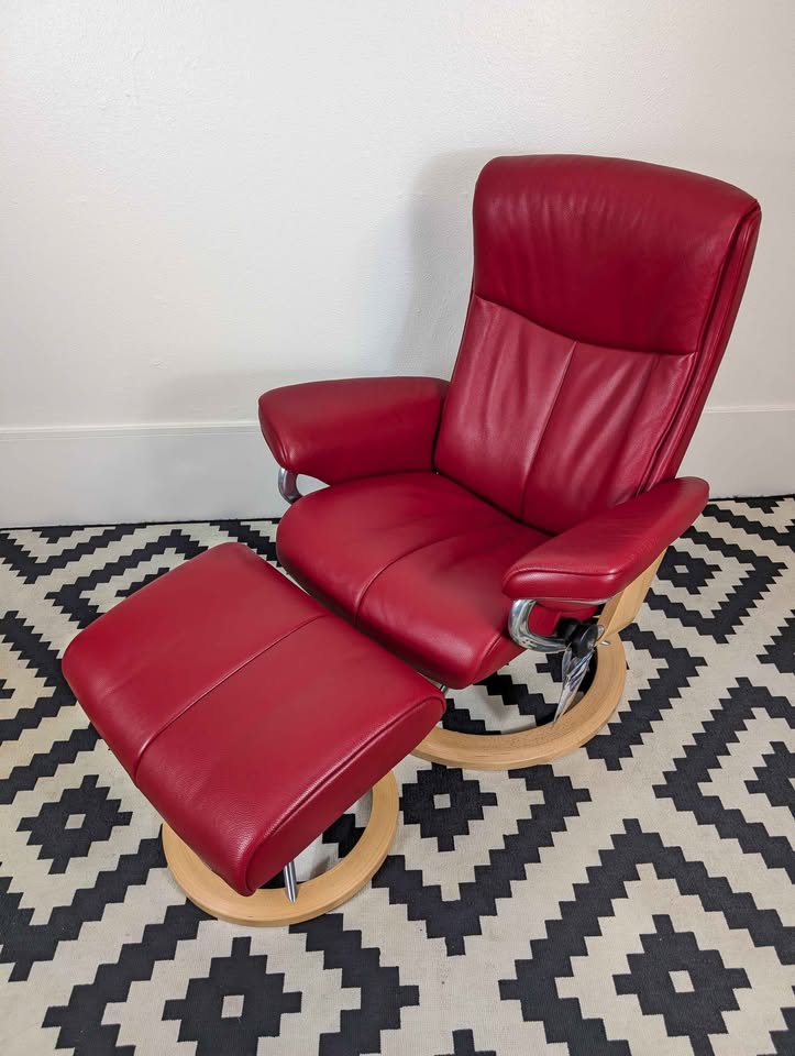 Ekornes Stressless Lounge Chair Recliner & Ottoman