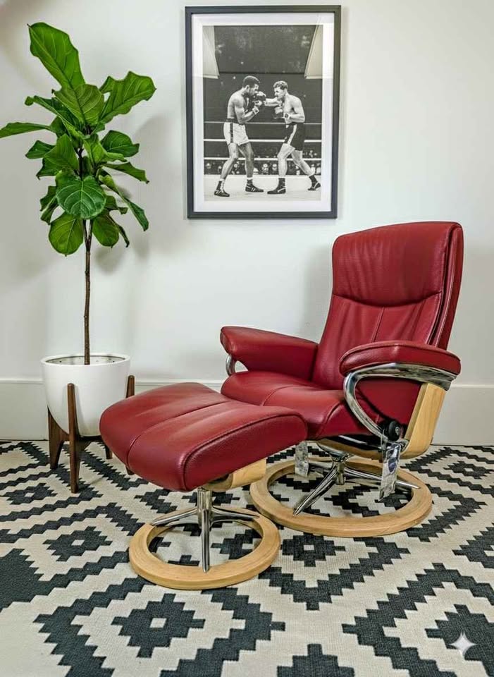 Ekornes Stressless Lounge Chair Recliner & Ottoman