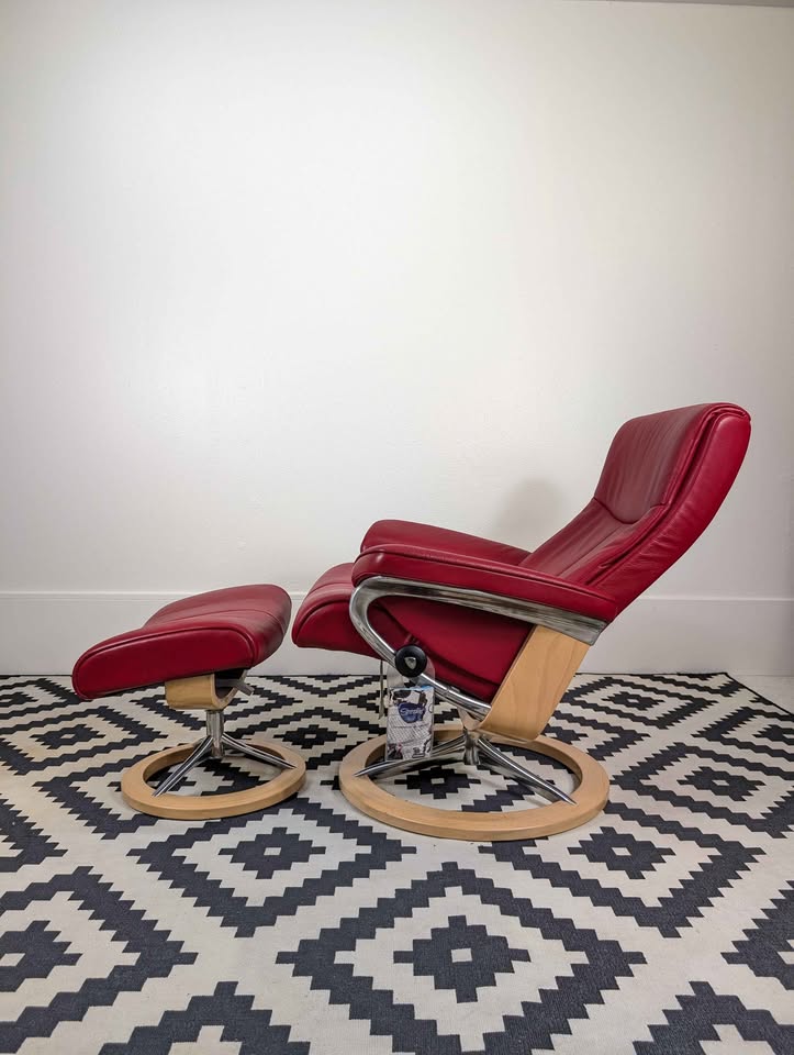 Ekornes Stressless Lounge Chair Recliner & Ottoman