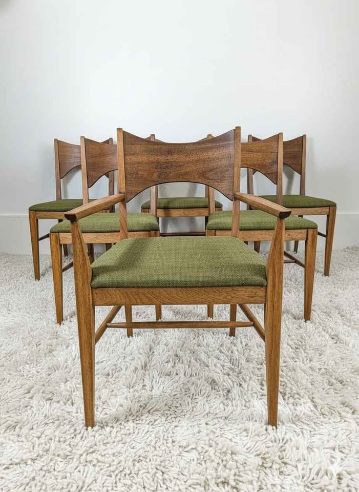 MCM Saga Collection Dining Table Set by Broyhill