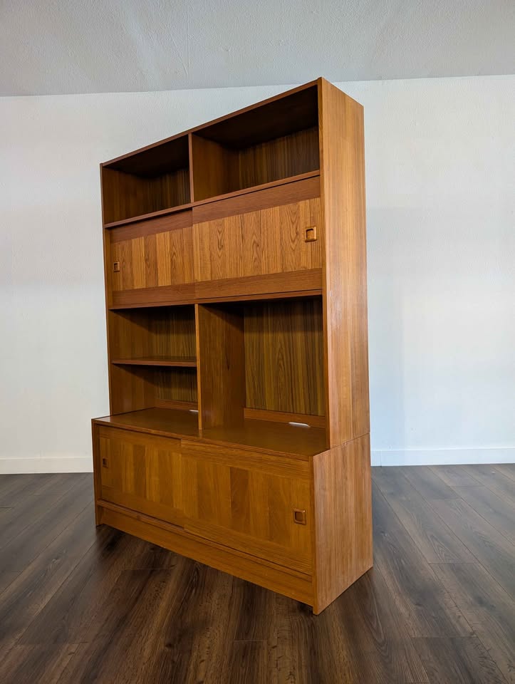 Domino Mobler Record Player Media Credenza