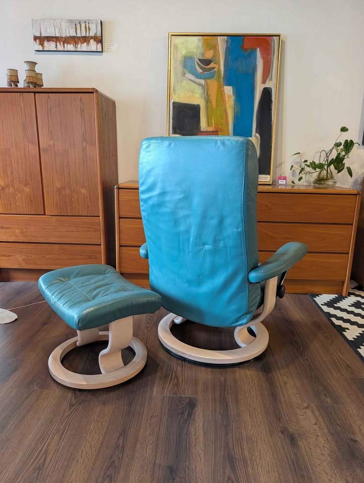 Green Leather Ekornes Stressless Lounge Chair