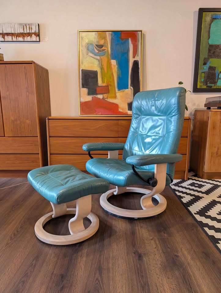 Green Leather Ekornes Stressless Lounge Chair