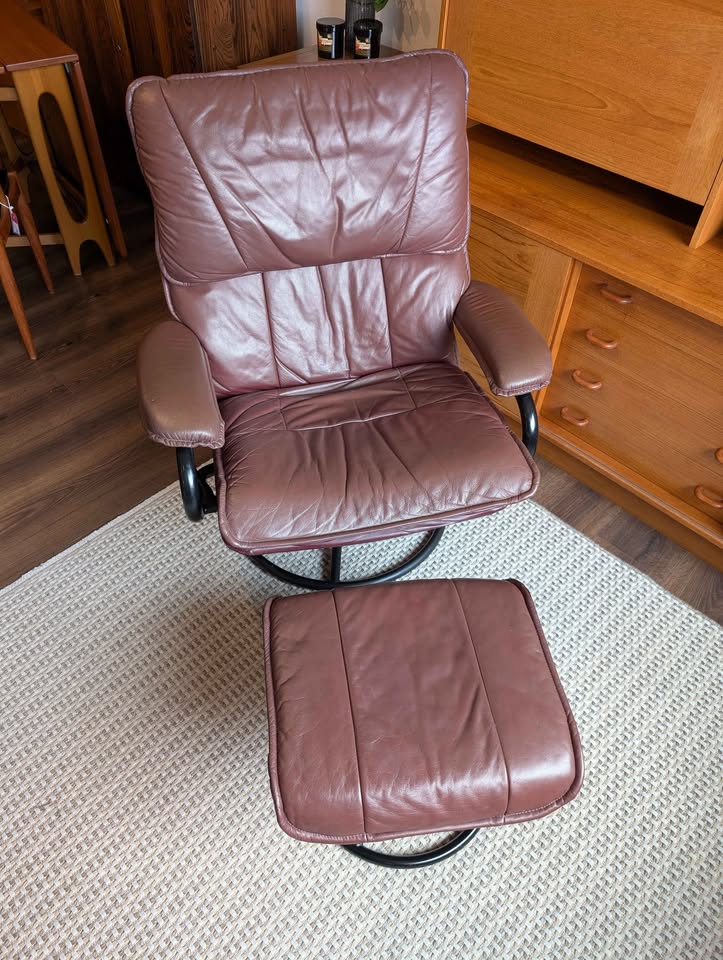 Large Brown Leather Stressless Style Lounge Chair Recliner by Palliser