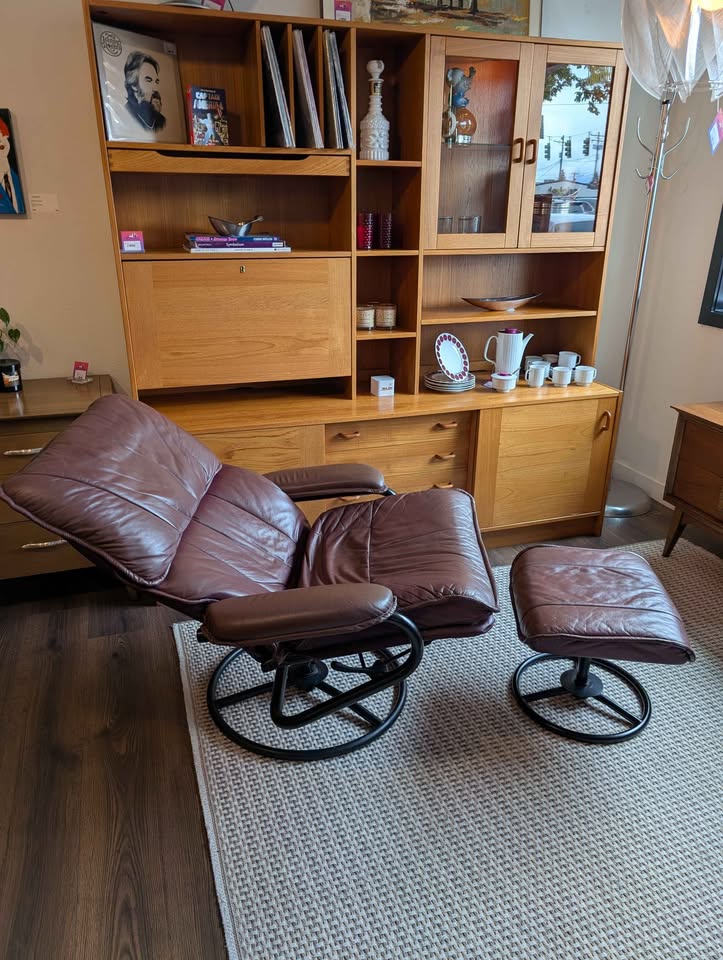Large Brown Leather Stressless Style Lounge Chair Recliner by Palliser