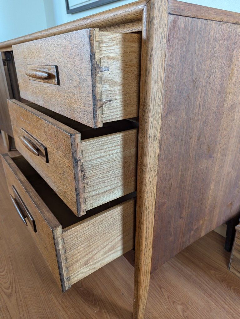 Mid Century Modern Vintage Broyhill Emphasis 9 Drawer Walnut Dresser