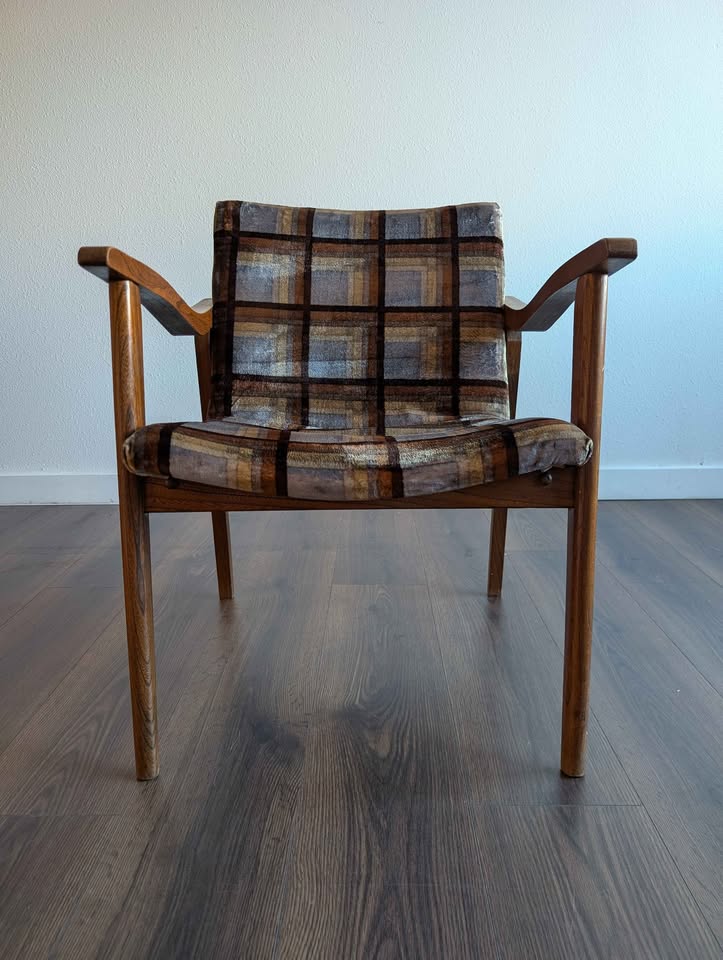 Mid Century Modern Lounge Chair