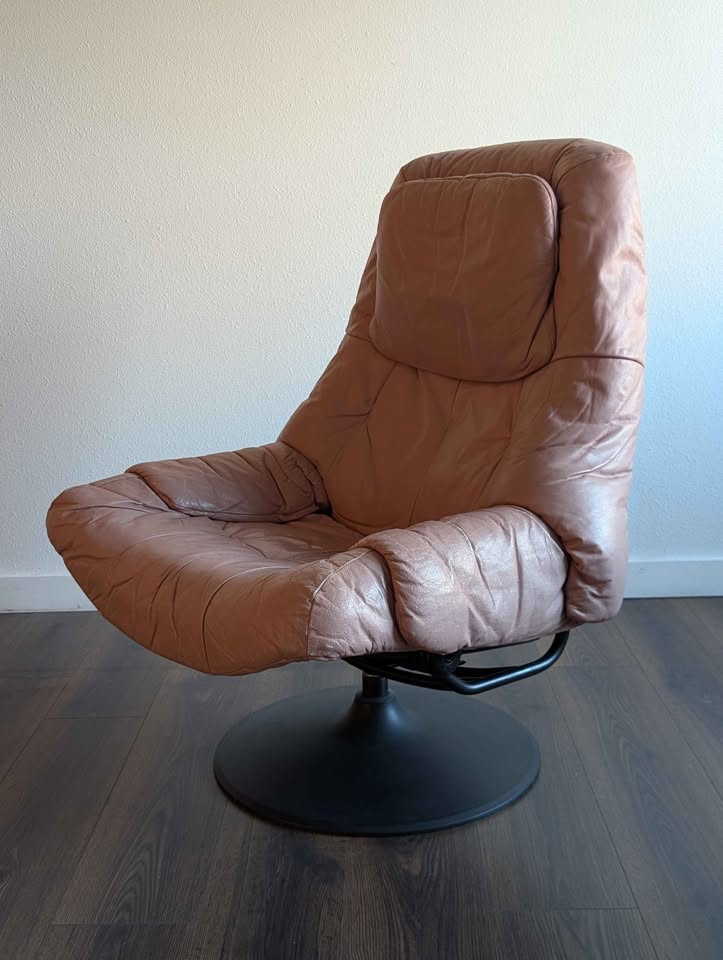 Vintage Mauve Leather Ekornes Stressless Recliner & Ottoman