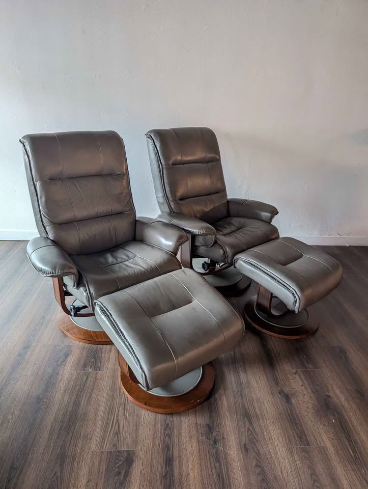 Pair of New Stressless Style Grey Leather Lounge Chair Recliners $795 Each