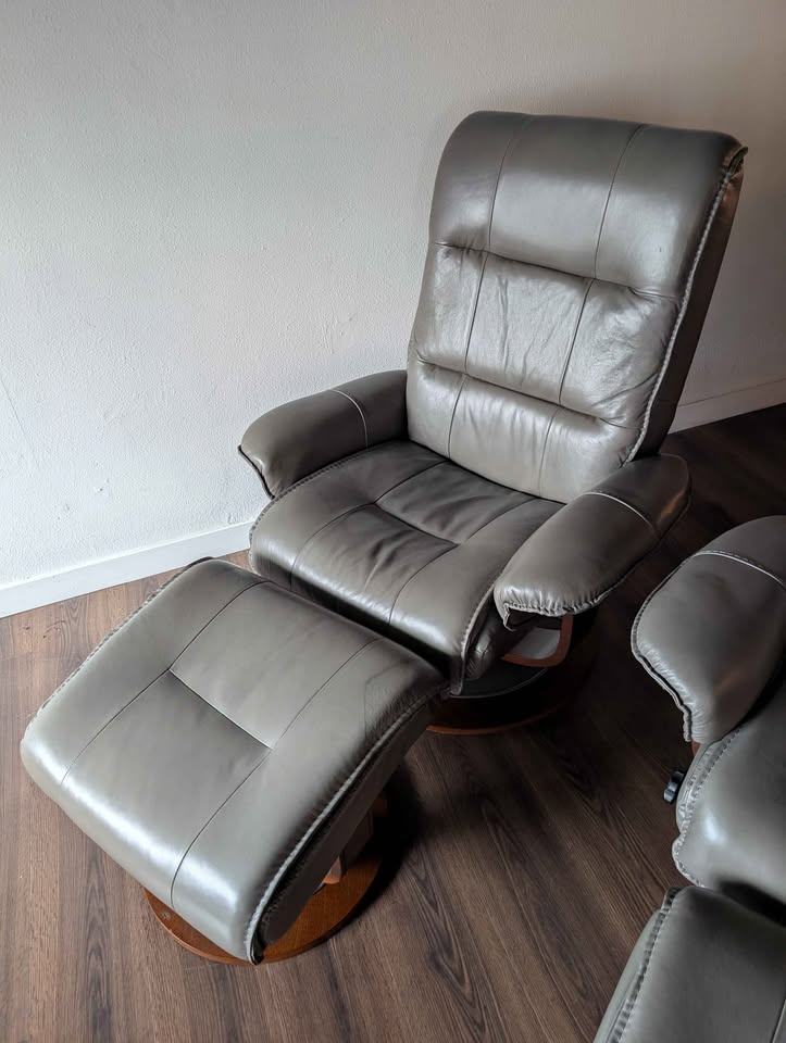 Pair of New Stressless Style Grey Leather Lounge Chair Recliners $795 Each
