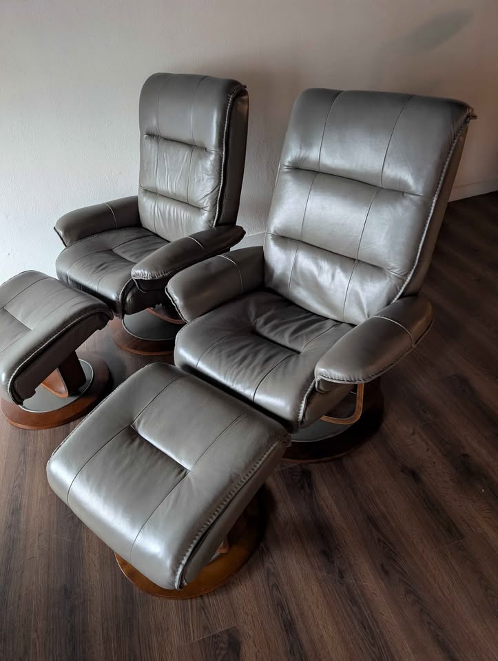 Pair of New Stressless Style Grey Leather Lounge Chair Recliners $795 Each