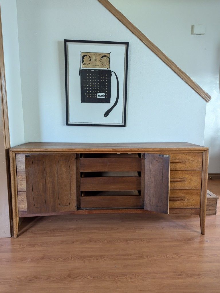 Mid Century Modern Vintage Broyhill Emphasis 9 Drawer Walnut Dresser