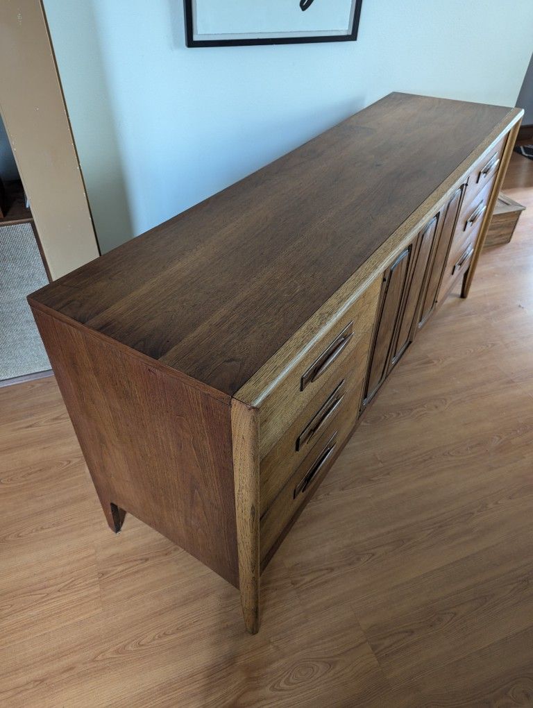 Mid Century Modern Vintage Broyhill Emphasis 9 Drawer Walnut Dresser