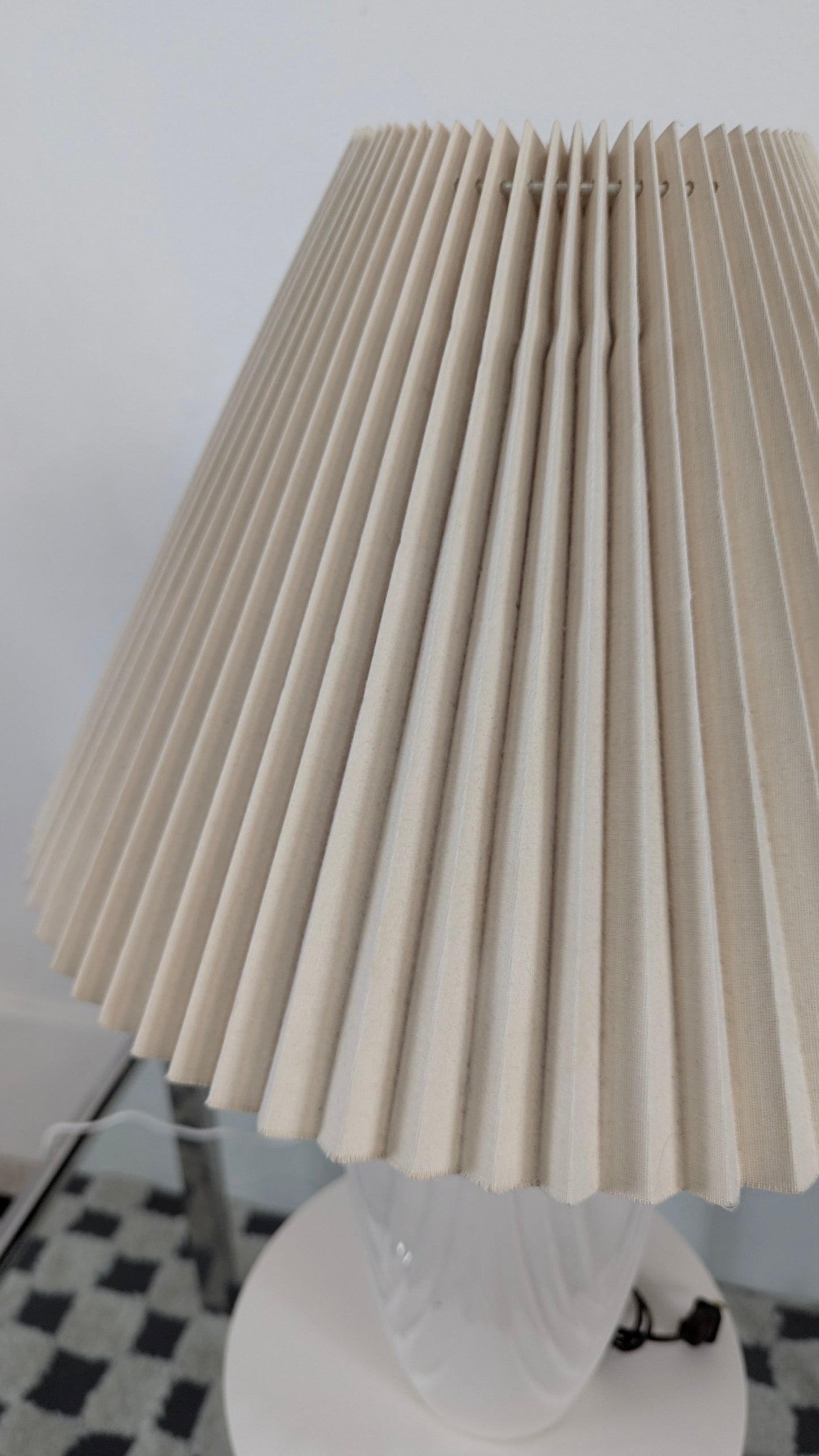Vintage Postmodern Art Deco White Swirl Organic Wave Table Lamp