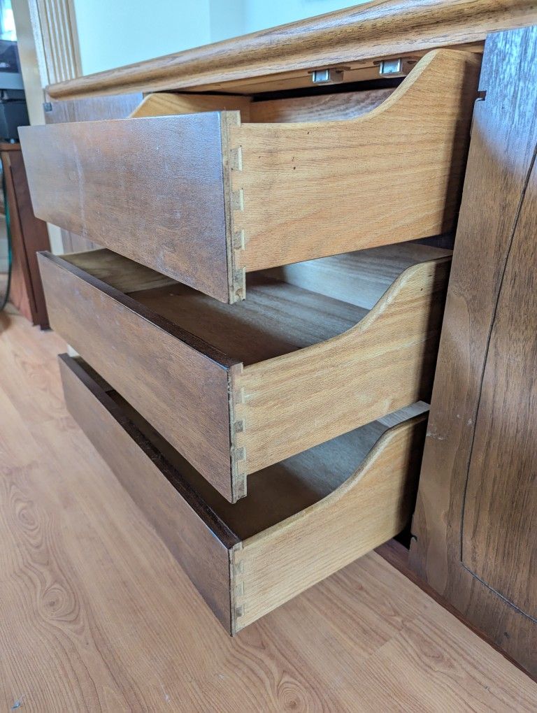 Mid Century Modern Vintage Broyhill Emphasis 9 Drawer Walnut Dresser